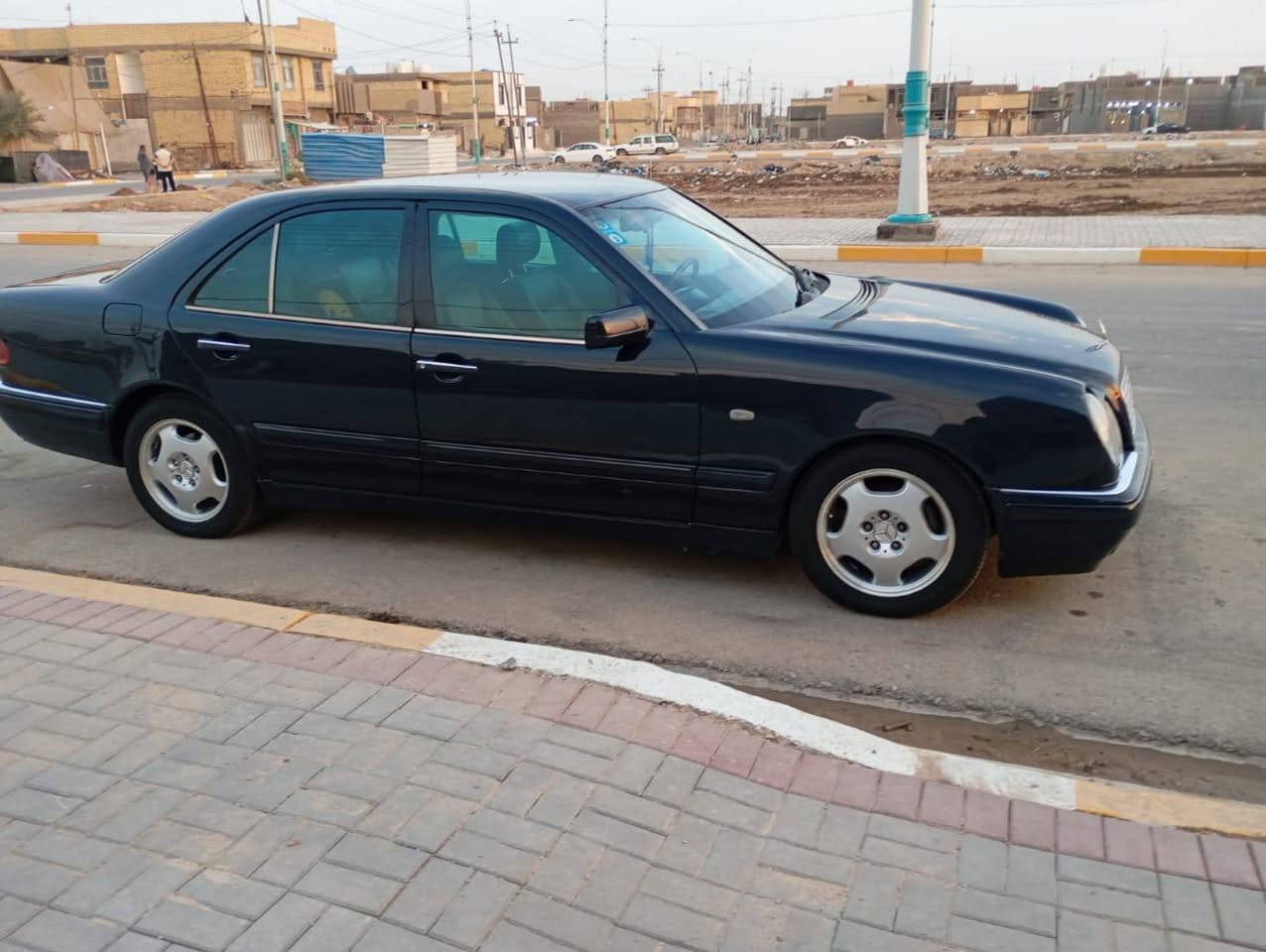 السلام عليكم..
ام عيون موديل 98 اصل  رقم بغداد بأسمنه ..
محرك خراطيم ..سياره بلاديه بدون اي نقص ..كلشي بيهه
 تمام 
السعر 110 وبيهه مجال ..
صبغ عام جماليه 
استفسار ..*********** اتصال او واتس
