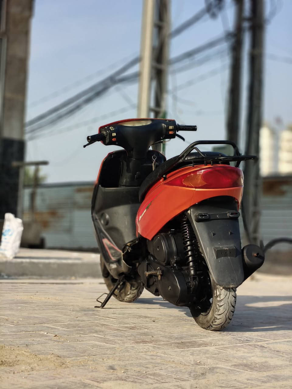 سلام عليكم للبيع دارجة بريز ياباني الدراجة مابيها اي نقص دراجة بلادية مكينتها ياباني ماملعوب بيها لايت زنون الكهربائيات كلها شغالة مكاني كربلاء حي العباس *********** السعر450 وبيها مجال
