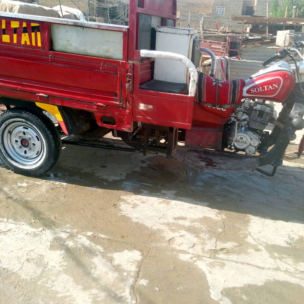 للبيع تكتك من نوع SOLTAN، لون أحمر بحالة جيدة. مثالي لنقل البضائع أو الاستخدام الشخصي. الماكينة تعمل بشكل ممتاز والهيكل قوي ومتين.