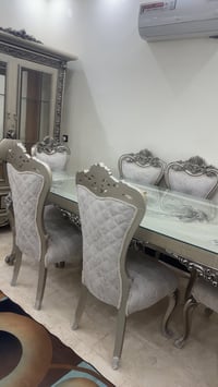 ميز طعام • جديد • استعمال قليل