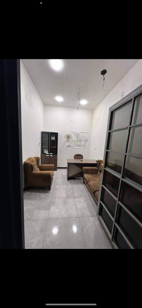 السلام عليكم بيت 60 متر تجاري على شارع الضغط الدوره حي دجله +تشجير يحتوي على محل +مشتملان منفصلان درج خارجي  بناء جديد تنازل شركه كل مشتمل غرفه صاله مطبخ وصحيات بيت كامل السعر 120 بي مجال بصيط 
 
***********
