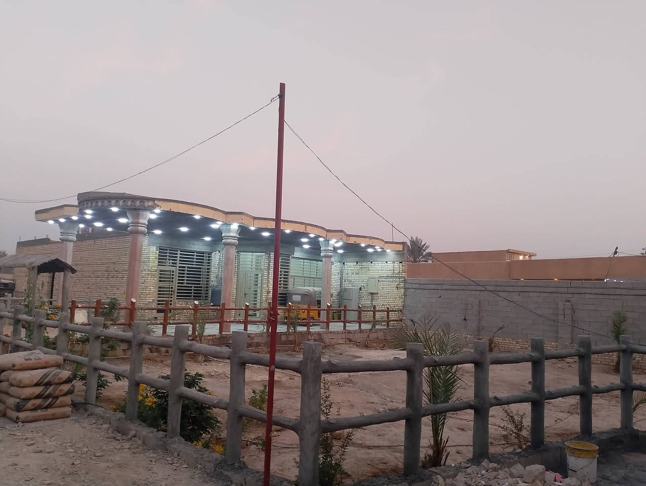 السلام عليكم اخوان عندي دونم البيع يحتوي بيت غرفه نوم عدد 2
صاله مع حمام مع تواليت  منورين 
مطبخ بارد 
مطبخ حار 
ستقبال 
كلدور 
صحيات خارجية 
محتوي على بيت 1000 متر 
باقي 1500 متروكه 
الخدمات الكهرباء +مياه+ تبليط+ مدرسه 
العنوان بغداد السعادة

رقم الهاتف ***********
