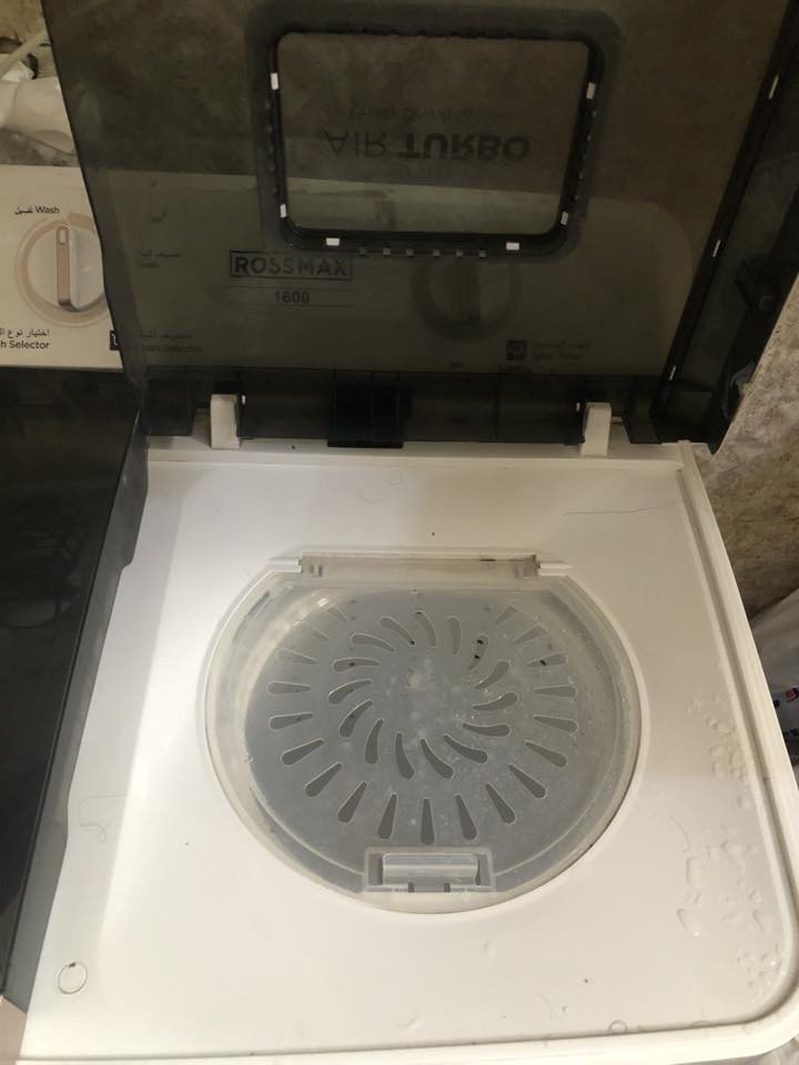 غسالة حجم كبير 1600 تغسل بطانيه   جدا نظيفة ماداخله تصليح السعر 150 وبيهه مجال مكاني نجف حي الجمعيه ***********
