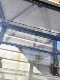 باترينة او عارضة زجاجية متحركة جديدة تحتوي ع 4 رفوف زجاجيه   وتحتوي ع ...