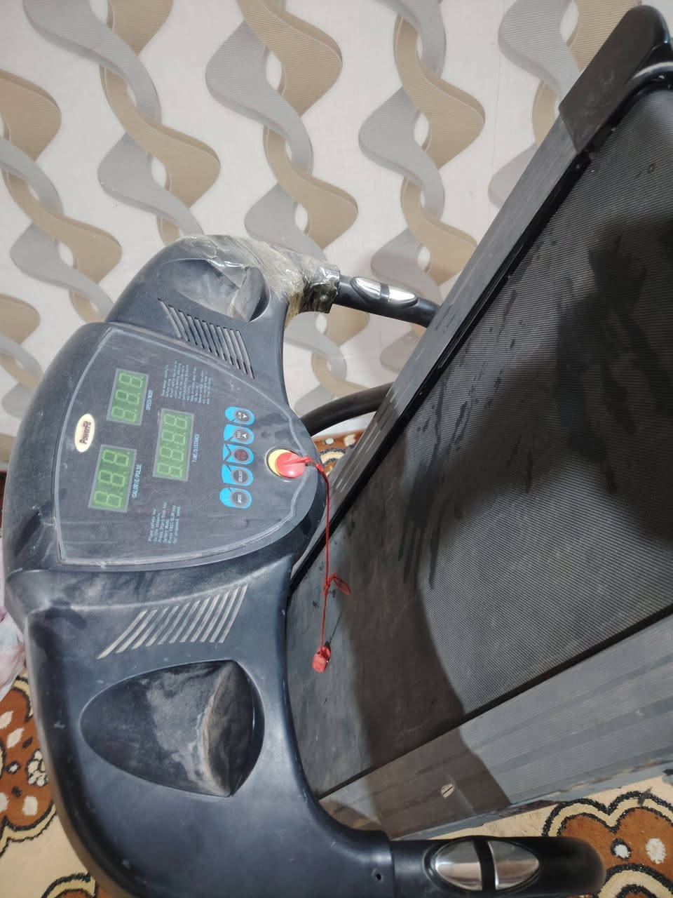 جهاز جري رياضي شغال فول يتحمل اوزان 150 وفوك سعره 100 الف وبي مجال رقم الهاتف ***********
