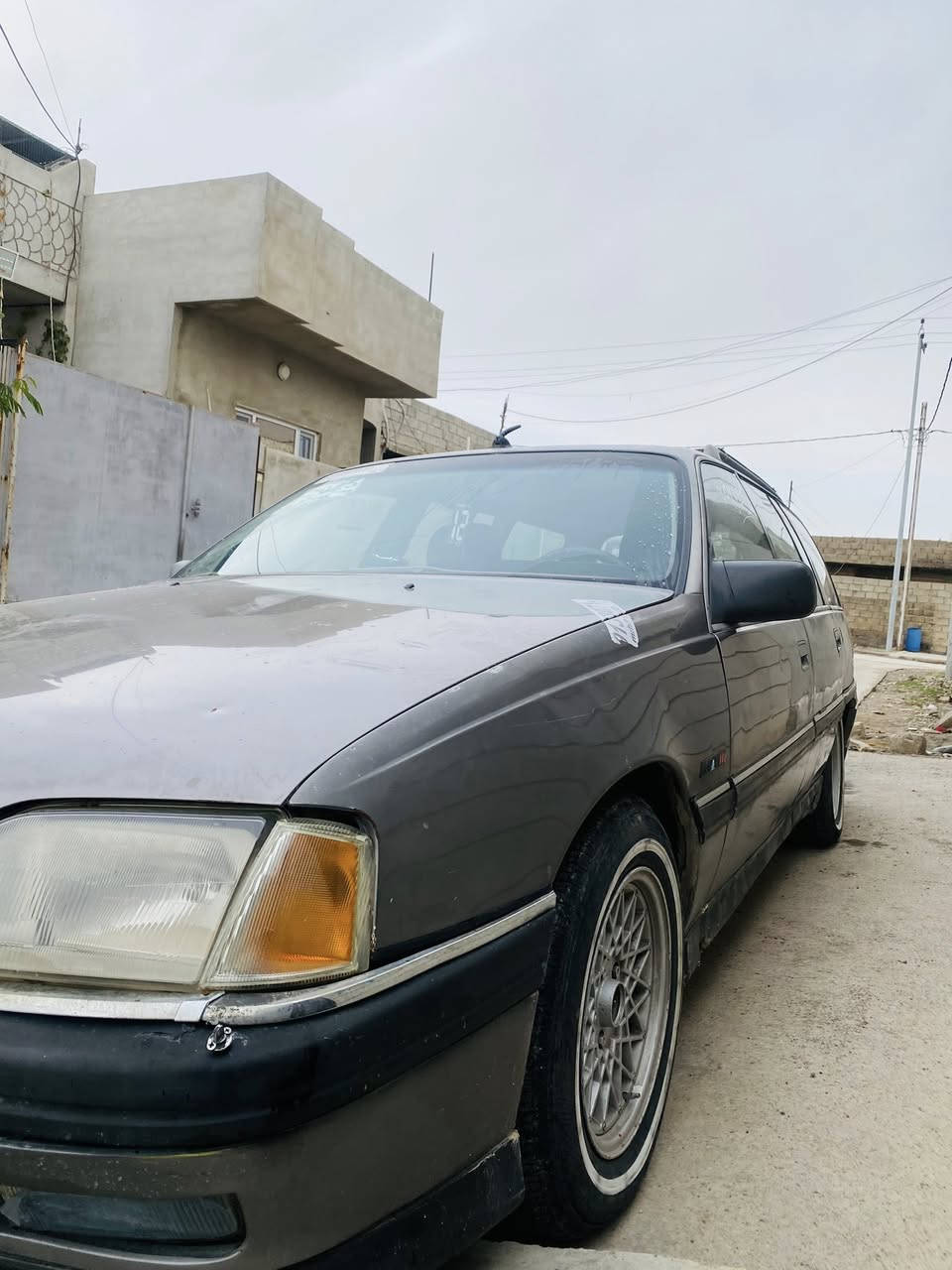 السلام عليكماوبل اوميكا موديل ١٩٩٢ محرك اثر نفخ حجم ٢٤ اتوماتيك سياره مال بيت سنويه عضم ٢٠٢٩ شرط الوكاله والتحويل كهربياتها كلها شغاله جامت  كهرب بدون ضرر وبدون ضبغ السعر ٣٢ وبيها مجال ***********/***********
