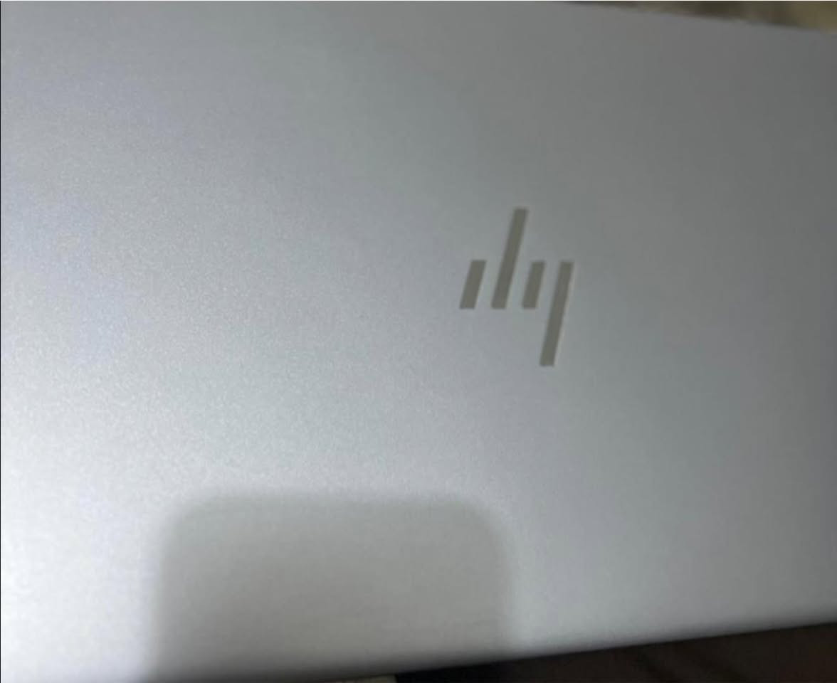 للبيع: لابتوب HP ZBook Firefly 14 G10 (جيل 13) – بحالة الوكالة ونظيف جداً 
لابتوب من الفئة الاحترافية (Workstation) المعروفة بقوة تحملها وخاماتها الممتازة (هيكل ألمنيوم بالكامل). الجهاز خفيف الوزن، سريع جداً، ومثالي للمهندسين، المبرمجين، طلاب الجامعات، وأصحاب الأعمال.
⚙️ المواصفات الفنية الفوق الممتازة:

المعالج (البروسيسور): Intel Core i5-1350P (الجيل الـ 13 الأحدث – معالج قوي بـ 12 نواة للأداء العالي).
الذاكرة (الرام): 8GB من نوع DDR5 الأحدث والأسرع (قابل للتطوير والزيادة بكل سهولة).
الهارد (التخزين): 256GB NVMe SSD فائق السرعة في الإقلاع وتشغيل البرامج.
الشاشة: 14 بوصة بدقة عالية وألوان ممتازة، مريحة جداً للعين وحجمها مثالي للتنقل.
كارت الشاشة: Intel UHD Graphics.
النظام: Windows 11 Pro الأصلي المفعل من شركة مايكروسوفت (محدث لآخر إصدار 25H2).
السعر 650 وبيها مجال
للتواصل ***********
