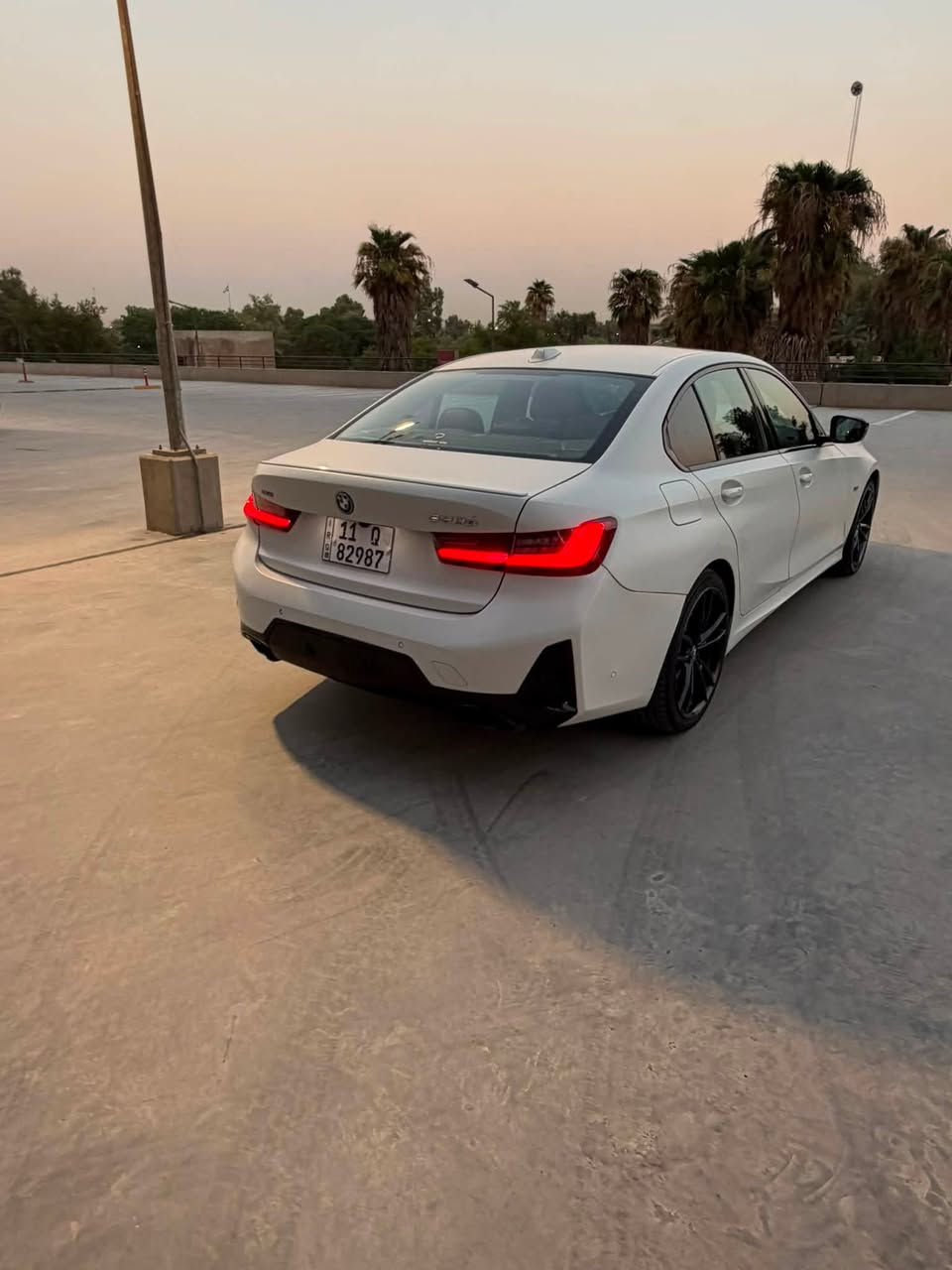 سلام عليكم
BMW 330e M package 2023 

ثلاث وضعيات قيادة (بانزين ، كهرباء ، هايبرد) 
ماشية 48 الف كيلو متر 
مغلفة ppf Matt 

شاشة متصلة 
ستيرن M 
داخل جلد احمر 
تدفئة كشنات 
كشنات خزن ميموري 
فتحة صقف 
رادار امامي
سستم صوت harman/kardon
داتا شو head up display 
شفتات ستيرن
شاحن وايرلس
نظام ترحيب عند الاقتراب من السيارة 
انارة داخلية led

حادثها جاملغ خلفي عكس السايق صبغ والجنطه مبدلة نفس اللون قطعه وحدة صبغ 
بدون ايرباك بدون شواصي
السعر : 31000$

مكانها بغداد المنصور 
للاستفسار : ***********
