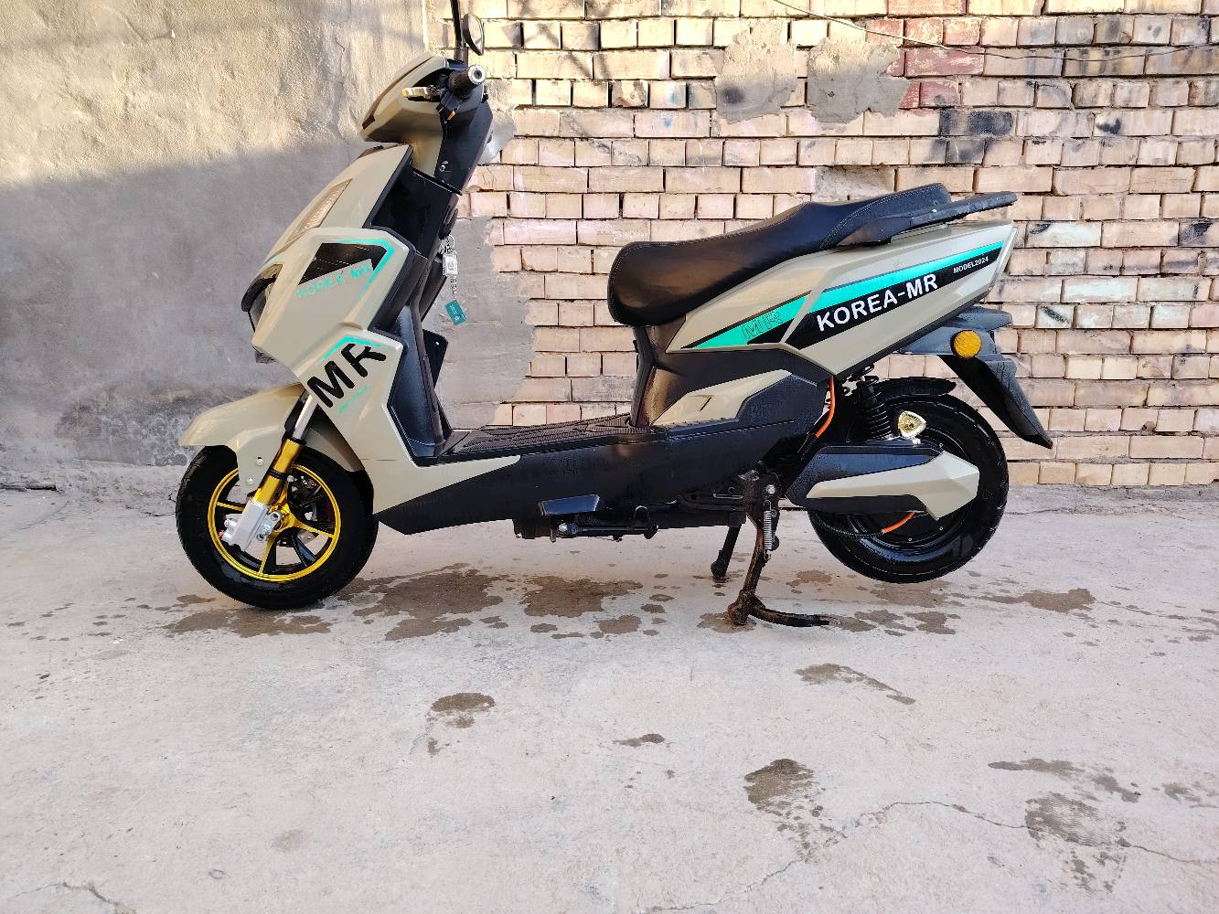 سلام عليكم للبيع دراجه شحن ٦بطاريات دراجه موديل (24)جديده كهربائيات كله شغاله بيه (بك) واربع نمر سويجات ٢ بصمه شاشه ٢ تشغيل عل شاشه دبل اشاره لايت زنون هواي بيه امور دراجه مامفتوح بيه برغي لوك مكانه حله مهندسين... 