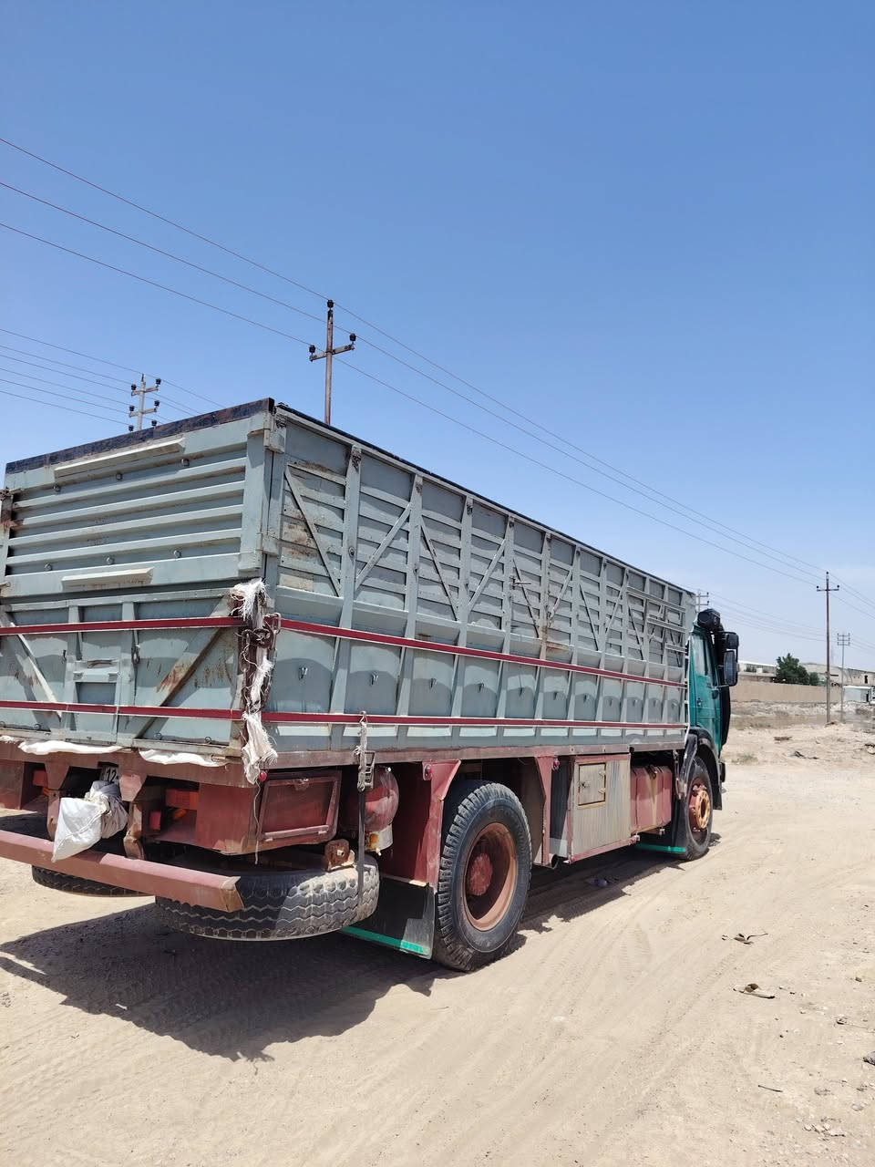 سلام عليكم بدي البي للبيع طول 6و40 وعرض 2مترين و40 العنوان النجف ***********///***********

