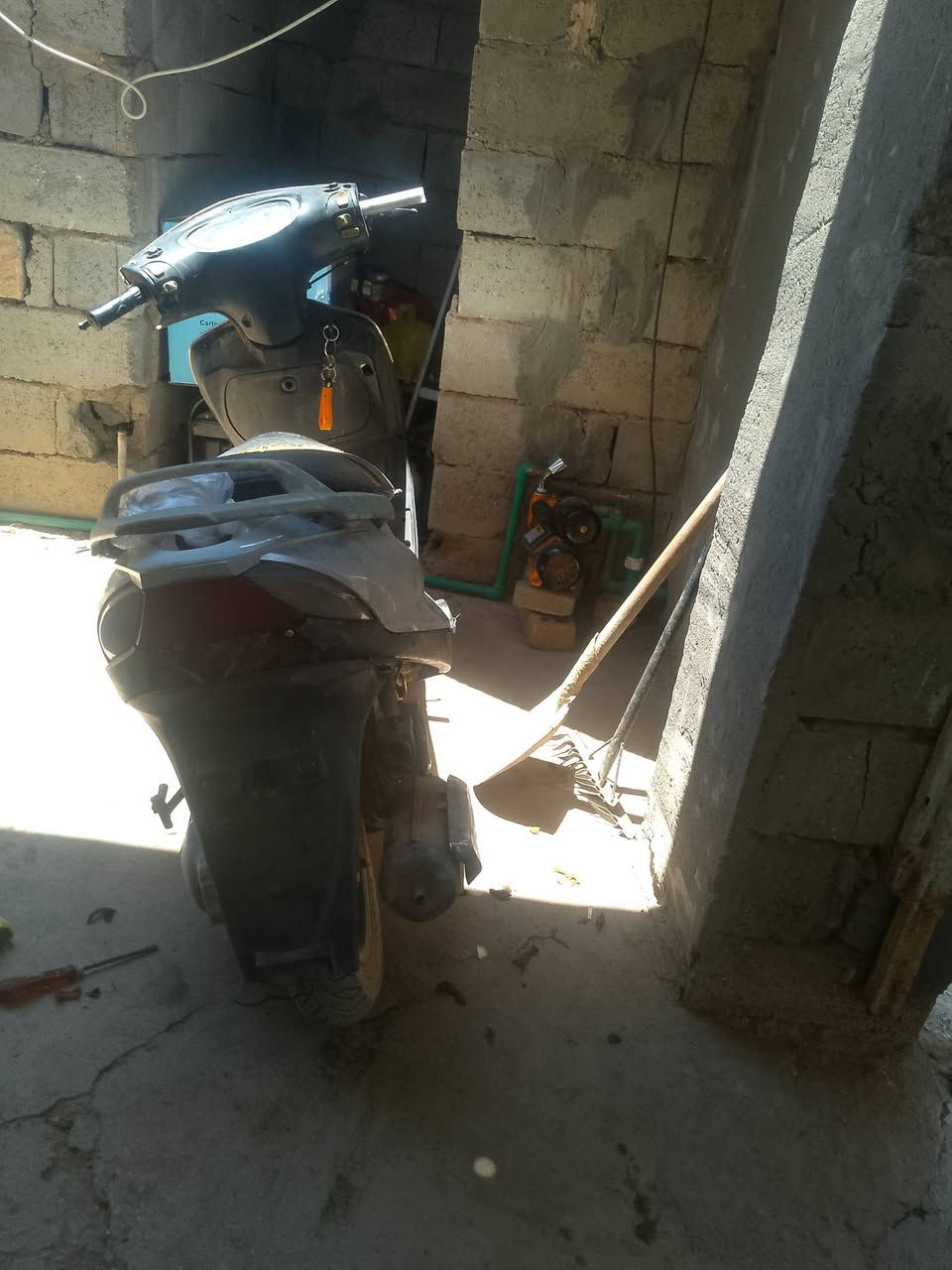 للبيع دراجه كامله ولفات جدد عقل جديد سكليتر وبريك جدد كابريته جديده فايكوم جديد كهربايات شغاله نقصه فقط كلج امامي شغاله بس ابيع نقص كلج السعر 225 وبيه مجال شراي اتصل ***********
