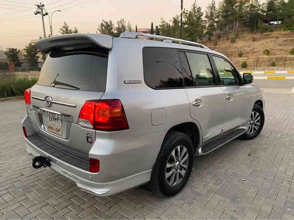 سەرەتا بە ناوی خوای گەورە و میهرەبان

تۆیۆتا لاندکروسر وەنەوشە

مۆدیل ٢٠١٠ مانگی ٧

مواسفات خلیجی GXR.i فول فول مواسفات

سڵایدە بەسمەیە و شەخالە سێ ریز کوشن و دەبڵ اکسل و تەبرید مەرکەزی و سەلاجەیە شاشە ئایپاد و کامیرایە فول فول مواسفاتە قەپاتە و زۆر مواسفاتی تر

نموونە لە جوانی و پاکی

یەک دەستە سەیارەکە

گیر و مەکینە و دەبل اکسل و کارەبایی و تەبرید و تەقە و رەقە و تندوتۆلی بەشەرت

هەموو گیانی لەسەر دەقی بیلادی ماوەتەوە

گیر و مەکینەی بەشەرت نەکراوەتەوە

٢٠٠ هەزار کیلۆمەتر حەقیقی رۆشتووە

٤ تایە و ویلی لۆکی بیلادی لە ژێرە

پیش و دوای کەپسە سەقف و شان و چواردەوری شوشەییە

بی بۆیاخ و بی کاڵبوونەوەیە سۆنەریم داناوە.!

ناو دەری زۆر جوان و پاک ماوەتەوە وەک دەقی شەریکە

ماڵی دۆستە و دیناریک مەسروفی نیە

بۆ عەیب و عار پرسیار مەکە.!

شوین// هەڵەبجەی شەهید

سعری// ٢٩٥ گڵاو مجالیکی برایانەی تیدایە

کۆرەک ***********

ئاسیا ***********

واتساب و تیلگرام و ڤایبەری لەسەرە.! حلبجة
