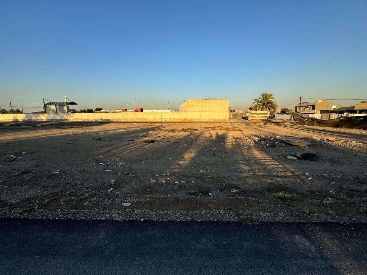 السلام عليكم ورحمه الله قطعه ارض مساحه ٣٠٠ م وجه ٢٠.  نزال ١٥يباع  ١٠٠ يباع ١٥٠ يباع٢٠٠ متوف كافه الخدمات تبعد عن الشارع العام ٥٠م خلف التجاري مباشرا قرب بانزيخانه اضواء بغداد   للاستفسار ***********
