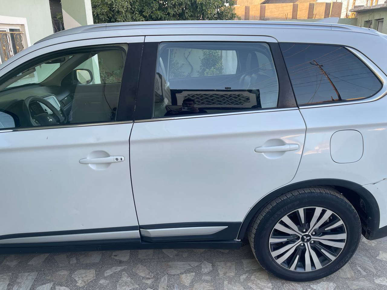 السلام عليكم
Mitsubishi Outlander sel
اوتلاندر ياباني اصلي وارد امريكي موديل ٢٠١٩ 
الحادث بابين عكس السايق  بشرط السونار مرفق مع الصور
٣ مقاعد | ٧ راكب
مواصفات 👇🏻
كشن تدفئه وتبريد
هاندبريك بصمه و اوتو هولد
تبريد مركزي تبريد ثلج وتدفئه
تبريد لمس 
مثبت سرعة 
شاشه وكامره
ويل سبورت 
اربعه جام كهربائي و اوتو
مري كهرباء
نضام ECO وSPORT و L 
قفل مركزي 
٤ ايرباگ 
كلوب ضباب 
جام الخلفي هيتر وماسحه 
تراكشن
٦ سماعات
رقم بغداد سنويه بسمي باقيه لحد 2026 
ايرباك ستيرن طاك فقط ومرجع سستم 
مكينه ٢٤٠٠ كير ومكينه بشرط برغي واحد ممفتوح
رقم موبايل ***********  شراي خابر وتدلل
