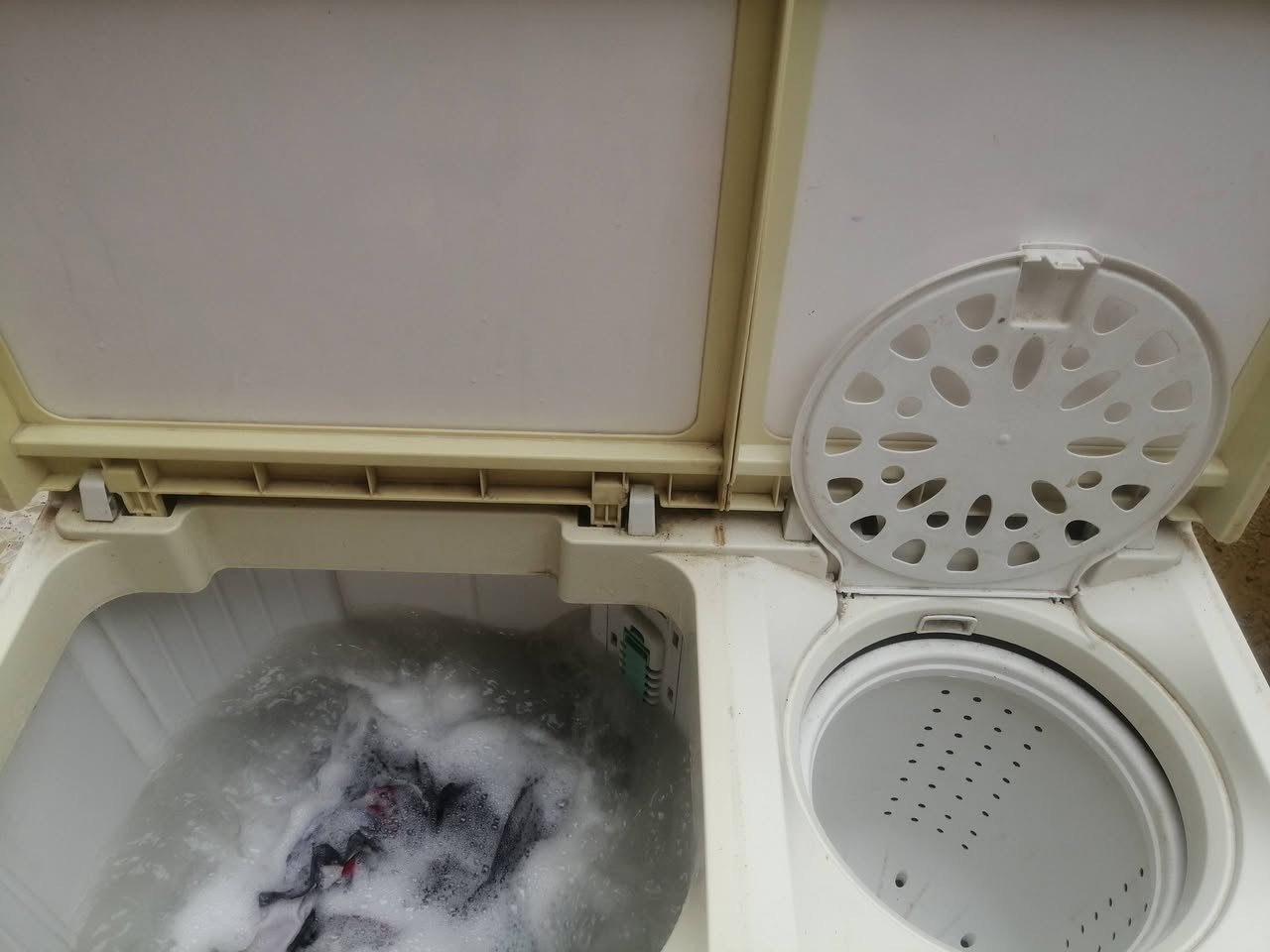 غسالة نوع رويل الرحماني حجم ١٤ كيلو شرط الشغل غسل وتنشيف ٦٥ الف العنوان البصرة الحيانية الشراي يتصل ***********
