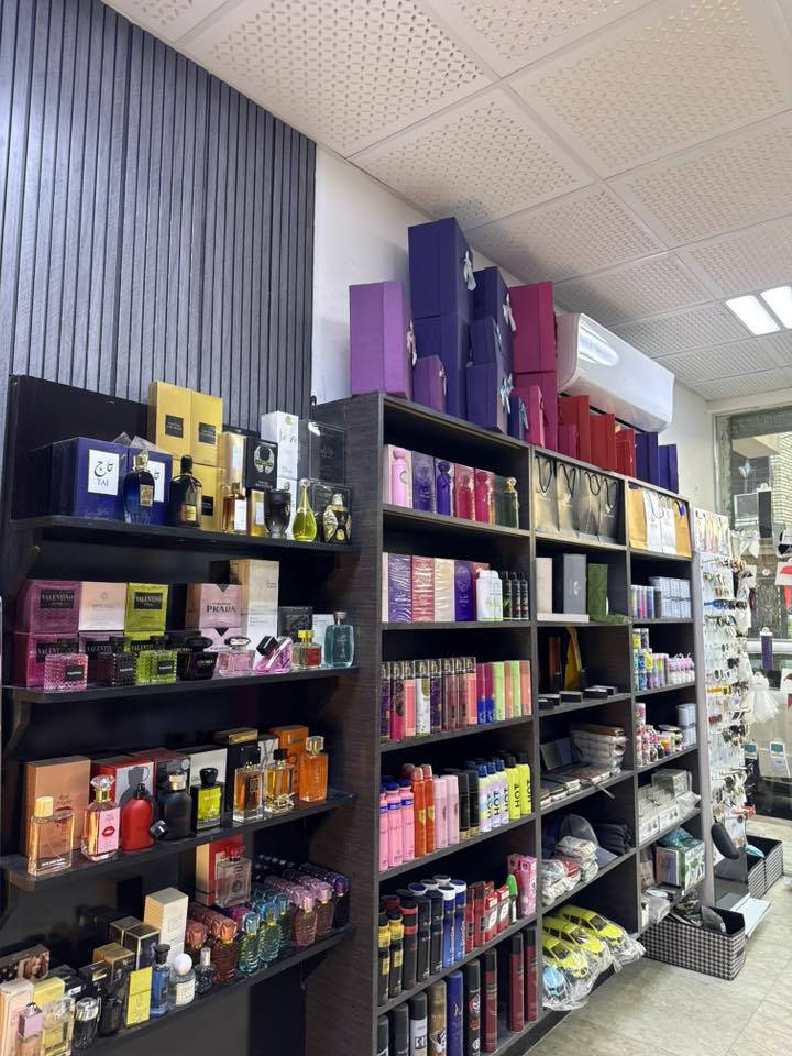 السلام عليكم المحل بالكامل للبيع 
البضاعه مع الفاترينات والاستاندات 
يحتوي على
 8 فاترينات
1 ميز كاشير
2 عارضة صبغ
1 كاشير
1 عارضة نظارات
عارضات اكسسوار خشبيه 
10 بوردات وهوكات 

البضاعه 
مكياج جميع الانواع 
اكسسوار كامل
شامبوات 
سكنكير
عطور ومعطرات
نظارات
محافظ وهدايه رجاليه
بوكسات هدايه
سيتات نسائيه
اصباغ شعر
الغراض كله اصليه والفاترينات جدد مستعملات قليل 
المكان بغداد 
  
***********
واتساب فقط

