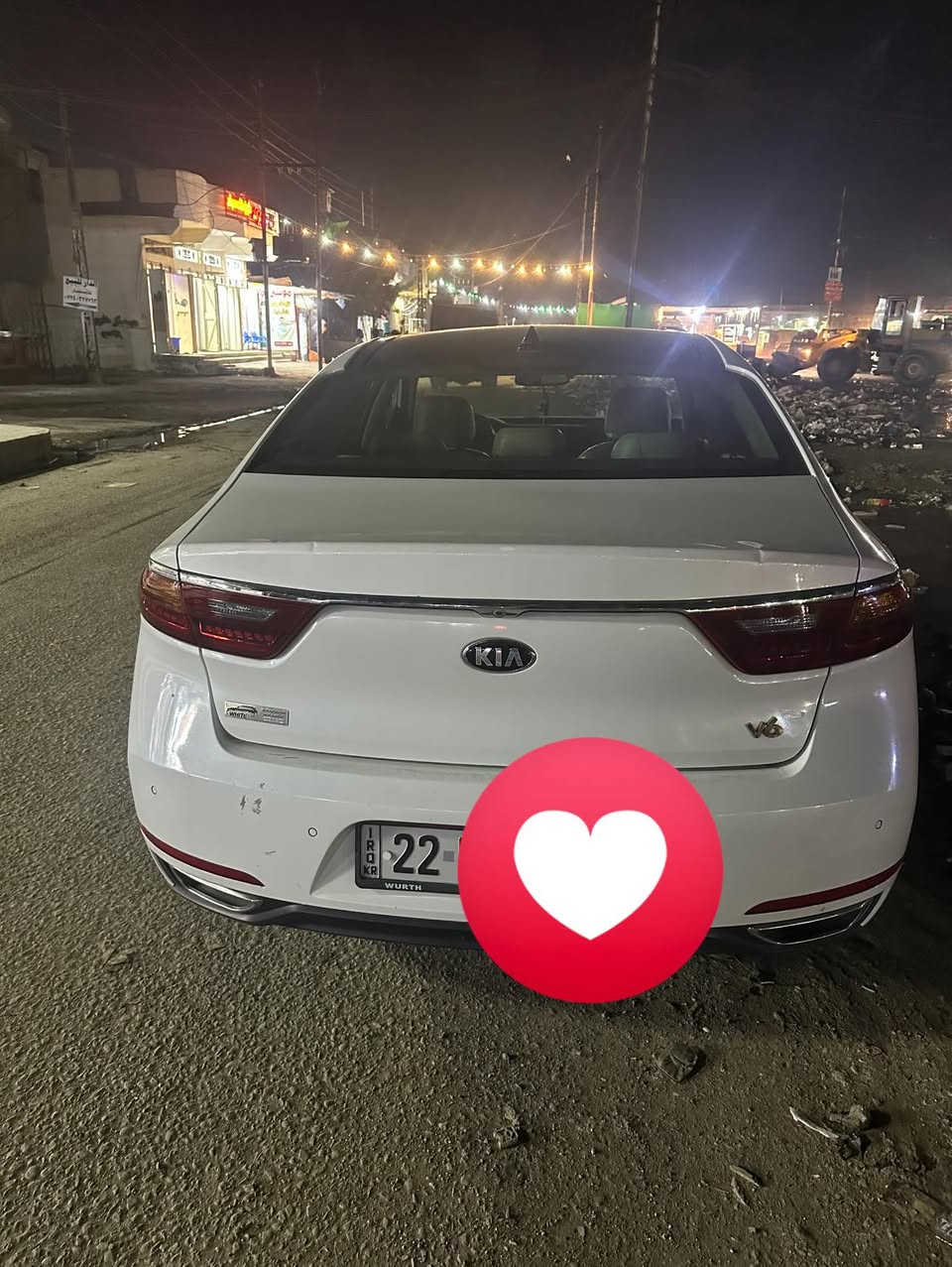 كيا كاتنزا 2019 وارد امريكي
الاضرار ٤ قطع 
المحرك والأداء
نوع المحرك: محرك (Lambda II) مكون من 6 أسطوانات (V6) بسعة 3.3 لتر.
القوة الحصانية: يولد المحرك قوة تصل إلى 290 حصاناً عند 6,400 دورة في الدقيقة.
عزم الدوران: يبلغ الحد الأقصى للعزم حوالي 343 نيوتن متر (أو 253 رطل-قدم).
ناقل الحركة: أوتوماتيكي من 8 سرعات مطور داخلياً مع خاصية "سبورتماتيك" للتبديل اليدوي.
نظام الدفع: دفع أمامي (FWD). 
Kia America Newsroom
Kia America Newsroom
 +5
المواصفات الخارجية (فل كامل)
الإضاءة: أنظمة إضاءة LED بالكامل (أمامية، خلفية، ومصابيح ضباب).
العجلات: جنوط ألومنيوم قياس 19 بوصة بتصاميم مميزة للفئات العليا.
السقف: فتحة سقف بانورامية واسعة.
الشنطة: شنطة خلفية ذكية تفتح تلقائياً عند الاقتراب منها. 
YouTube
YouTube
 +3
المواصفات الداخلية والترفيه
المقاعد: مقاعد من جلد النابا (Nappa) الفاخر مع خاصية التدفئة والتبريد للمقاعد الأمامية.
الشاشة: شاشة معلومات وترفيه تعمل باللمس تدعم أنظمة Apple CarPlay و Android Auto.
النظام الصوتي: نظام صوتي فاخر من نوع (Harman Kardon) أو (Infinity) بـ 12 مكبر صوت حسب السوق.
التكنولوجيا: شاشة عرض على الزجاج الأمامي (HUD) وشاحن لاسلكي للهواتف الذكية. 
YouTube
YouTube
 +3
أنظمة السلامة ومساعدة السائق
الكاميرات: نظام رؤية محيطية (4 كاميرات) توفر رؤية 360 درجة.
الحماية: وسائد هوائية أمامية وجانبية وستائرية للحماية من التصادمات.
المساعد الذكي: يشمل رادار النقطة العمياء، نظام التنبيه من التصادم الأمامي، ومثبت السرعة الذكي (التكيفي).
الحساسات: حساسات ركن أمامية وخلفية لتسهيل عملية الاصطفاف. 
 المسافة المقطوعة: 79:000 mil 
السعر 155$
***********
