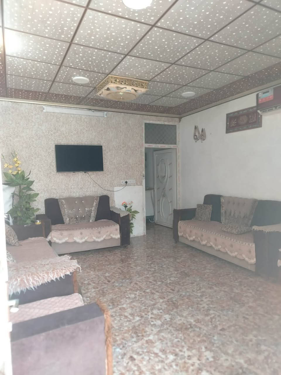 مشتمل للبيع مساحه 90 متر طابو ملك صرف كاطون الرازي شارع مرطبات البلور موقعه كلش حلو 

بيت يتكون من غرفه وصاله واستقبال + صحيات وترك ومنور 
البيت سيراميك وسقوف ثانويه كامل سعره مناسب أيضا 

الخاص مفتوح وهذا رقمي ***********
