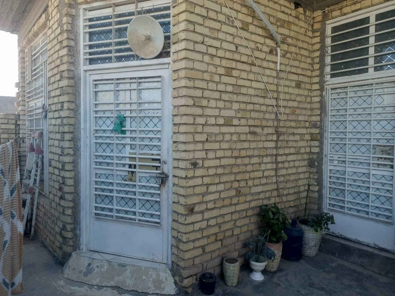 بيت طابو زراعي سند 25 تحويل بسمك موقع خلف حي بابل قرب طاقة كهربائية المساحه 200متر طابقين غرفه نوم استقبال مطبخ صاله وطابق ثاني غرفتين السعر 85 وبيه مجال ***********
