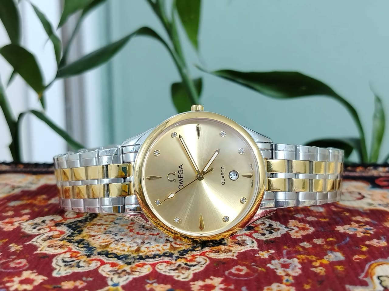 الماركة: OMEGA (أوميغا).
الحركة: كوارتز (بطارية).
التصميم: مينا ذهبي مرصع بفصوص، سوار ستيل مدمج بالذهبي (Two-Tone).
الميزات: نافذة لعرض التاريخ.الحالة: ممتازة (نظيفة جداً كما في الصورة)
.السعر: [50 الف
]للتواصل: ***********
