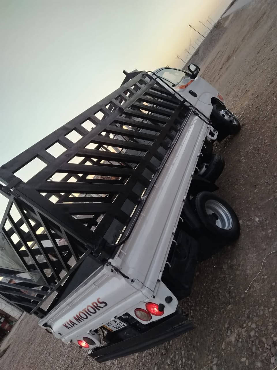 ياالله السلام عليكم كيا فحل موديل 10 رقم واسط  انكليزي سياره مكفوله من محرك وكير واكسل وبم  تخم تاير وصدر وشاصي ورقم وشاصي حته لقوطيه كفاله  كهربايات شغاله محجره سنويه لل 31مشروع وطني معروضه 103 وبيهئ مجال بسيط شراي يتصل ***********
