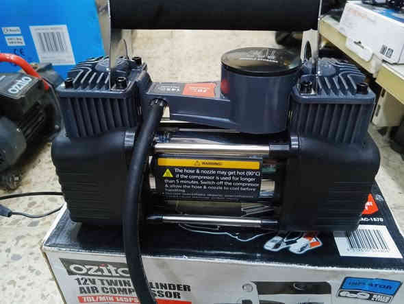 السلام عليكم 🙋🙋 
كمبريسر صغير للسياره والبايسكل واي شي يحتاج هواء 
يشتغل على السياره ١٢ فولت 
دبل بستم ينطيك ٧٠ لتر بالدقيقه
يجي وياه صونده مع سلك طويل 
وحقيبه قماش 
السعر ٥٠ الف مع التوصيل 
الحجز على الخاص او الاتصال على الرقم التالي 
***********
