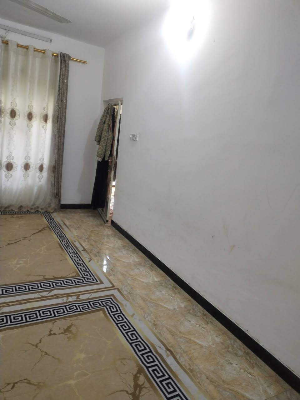 السلام عليكم بيت للبيع
الموقع حي الحضاره
المساحة 160 8x20
استقابل 
صاله 
مطبخ حار وبارد
غرف نوم عدد 2
حمام داخلي
تواليت خارجي وتواليت داخلي 
بناء عكاده 
منور عدد 2

الاستفسار اكثر 
مراسلة الصفحه
او الاتصال ع ***********
