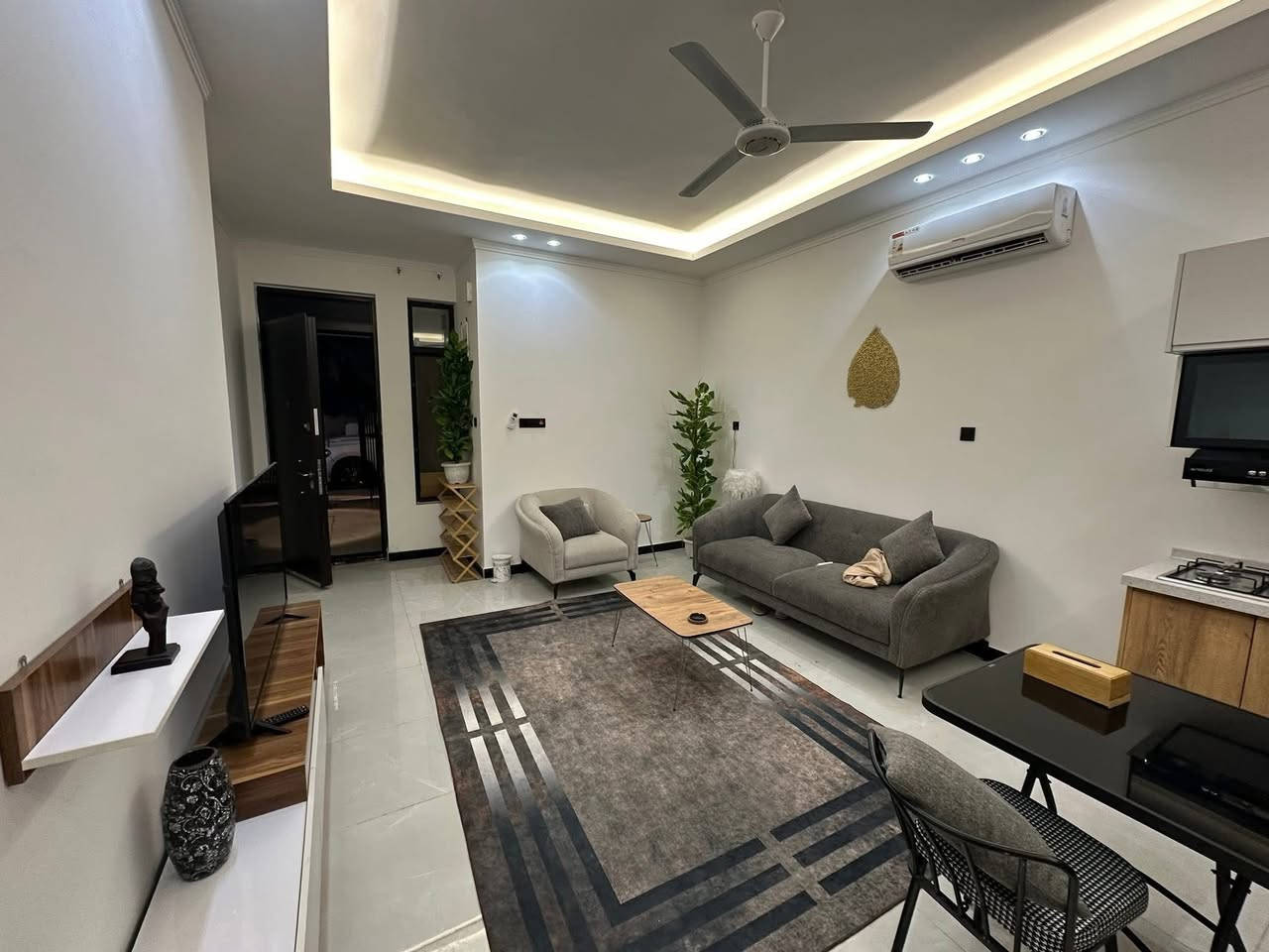 السلام عليكم توجد شقه للإيجار مؤثثه فولvip تحتوي على غرفتين نوم وصاله وخدمات العنوان المنصور / الداودي للاستفسار  أكثر
***********
