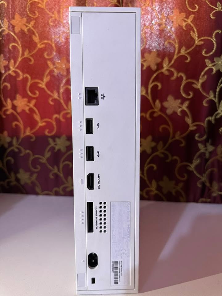 السلام عليكم شباب، معروض للبيع جهاز إكس بوكس سيريس إس (Xbox Series S) نظيف كلش هواي، الجهاز استعمال قليل وعناية شخصية خاصة وعلى إيدي.

📌 تفاصيل الاستخدام والحالة:
 فترة الاستخدام: الجهاز اشتريته بسنة 2022 واستعملته أقل من سنة (استعمال أشهر فقط)،    ومن يومها مخزون بعناية،     
يعني الجهاز بعده بنشاطه.

 الفحص والصيانة: الجهاز والجوّيستك *ما مفتوحين نهائياً*ولا داخلين صيانة ولا مصلحين، وعلى وضع الشركة (ستيكر الوكالة موجود).
 الملحقات والتغليف:الجهاز كامل متكامل ويجي مع كارتونته الأصلية بكامل نشأتها وتغليفها الداخلي الكرتوني، وأكياس الحماية والكتيبات. كل غراضه أصلية (اليد الأصلية ونظيفة جداً وبدون أي فضاوه + واير الباور الأصلي + واير الـ HDMI عالي السرعة الأصلي).

 🔍 للأمانة التامة ولإبراء الذمة (موضح في صور.):
الجهاز كأداء وتشغيل زيرو وسريع جداً، لكن للأمانة يحتوي السطح البلاستيكي الخارجي على **شخوط شعرية سطحية** (موضحة بدقة في صورة) نتيجة المسح والتحريك الخارجي، وهي شخوط ظاهرية فقط ولا تؤثر على الأداء نهائياً.

🎁 حساب الألعاب الملحق (تشد وتلعب مباشرة):
الجهاز يجي معاه حساب يحتوي على لعبتين أصليتين مملوكة بالكامل ودائمياً للحساب:
 1. FIFA 22⚽
 2. Forza Horizon 5🏎️ (أقوى وأحدث ألعاب السيارات)

 السعر المطلوب:400,000 دينار عراقي (وبيه مجال بسيط جداً للشراي الجاد).

الموقع بغداد 

 للتواصل:يرجى المراسلة على الخاص أو الاتصال على الرقم: [***********]
