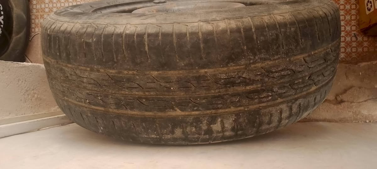 سلام عليكم  تاير سمند سبير للبيع.
السعر. 
30الف وبي مجال


**إذا كنت صاحب هذا الإعلان وتريد حذفه لأي سبب، رجاءا أرسل رسالة إلى الدعم الفني**