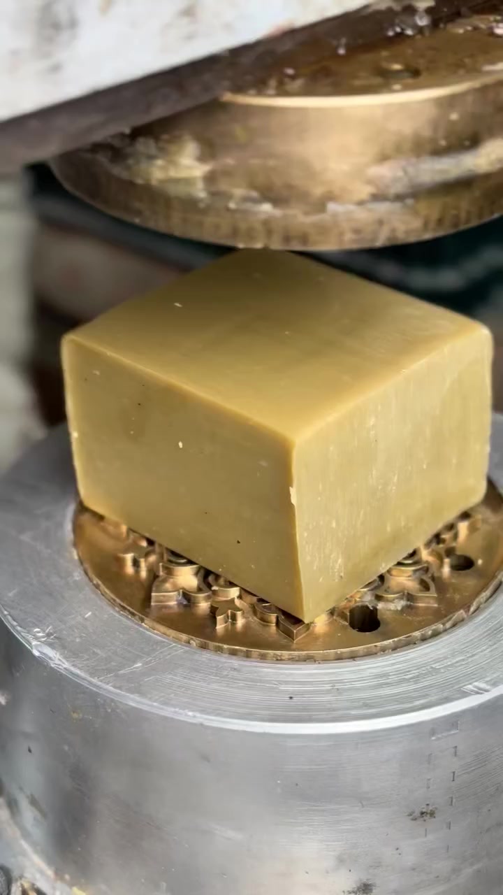 🔥عرض خاص والفتره محدوده
🌿 صابون غار مهجة – طبيعي 100% 🌿
الطبيعة في كل قطعة، صابون غار مهجة هو الخيار الأمثل لبشرة وشعر ناعم، صحي، ونقي.
خالي تماماً من المواد الكيميائية التي تسبب جفاف الشعر والبشرة، ومصنوع بعناية من زيت الغار الطبيعي وزيت الزيتون البكر.

✨ فوائد لا تعد ولا تحصى:
 • يوازن رطوبة البشرة ويعيد لها نعومتها.
 • يحارب الجفاف والتهيج ويغذي الشعر من الجذور حتى الأطراف.
 • عطر ملكي طبيعي يدوم طويلاً، يحافظ على إشراقة بشرتك وحيوية شعرك.

💧 لتجربة طبيعية وفاخرة، جرب صابون مهجة الآن!
✔️ خالي من المواد الكيميائية المصلبة
✔️ مناسب لجميع أنواع البشرة والشعر
✔️ تأثيره الفوري سيجعلك تشعرين بالفارق من أول استخدام

📦 متوفر مفرد وجملة (أسعار خاصة للتجار  و المحلات )
الكارتون 20 قطعه 35000 دينار👉
سعر المفرد للقطعه 2000 دينار👉

🚚 توصيل متوفر لكافة المحافظات

📲 للاستفسار والطلبات: (009647901480381 )


**إذا كنت صاحب هذا الإعلان وتريد حذفه لأي سبب، رجاءا أرسل رسالة إلى الدعم الفني**