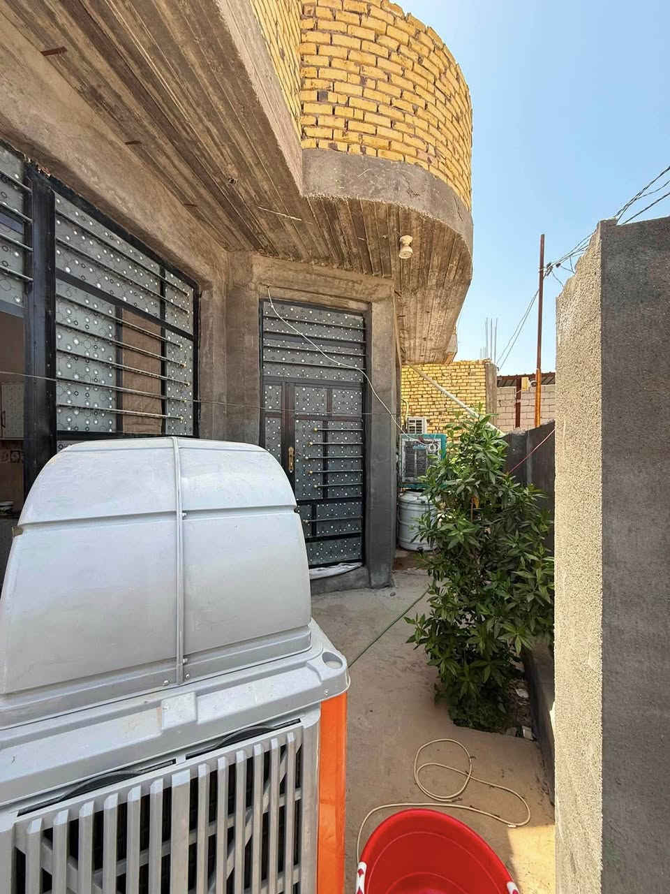 سلام عليكم دار للبيع مساحه 140متر يحتوي على غرفه وهول ومطبخ وصحيات وصاله طابو زراعي سند 25 تحويل مباشر 
الموقع يم شارع 100 يبعد عن الشارع العام 70متر لاستفسار اكثر ‭***********‬
