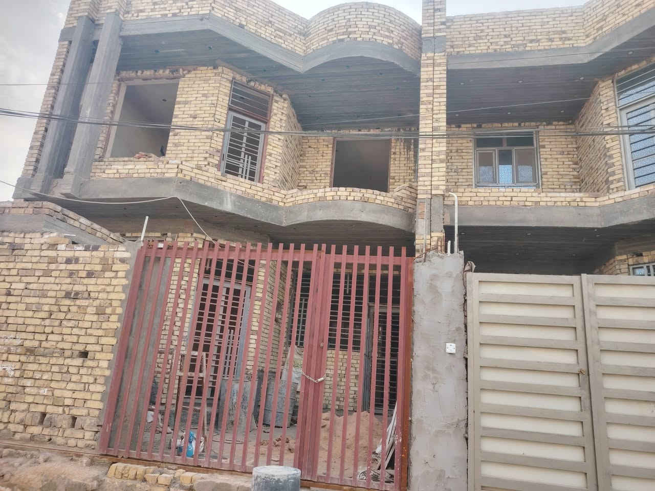 السلام عليكم بيت طابقين غير مكتمل  باقي شي بسيط حي الزهراء من جهه الاكاديميه ١٥٠ متر ٧ ×٢٠ شرط شغل درجه اولئ صب للاستفسار ***********
