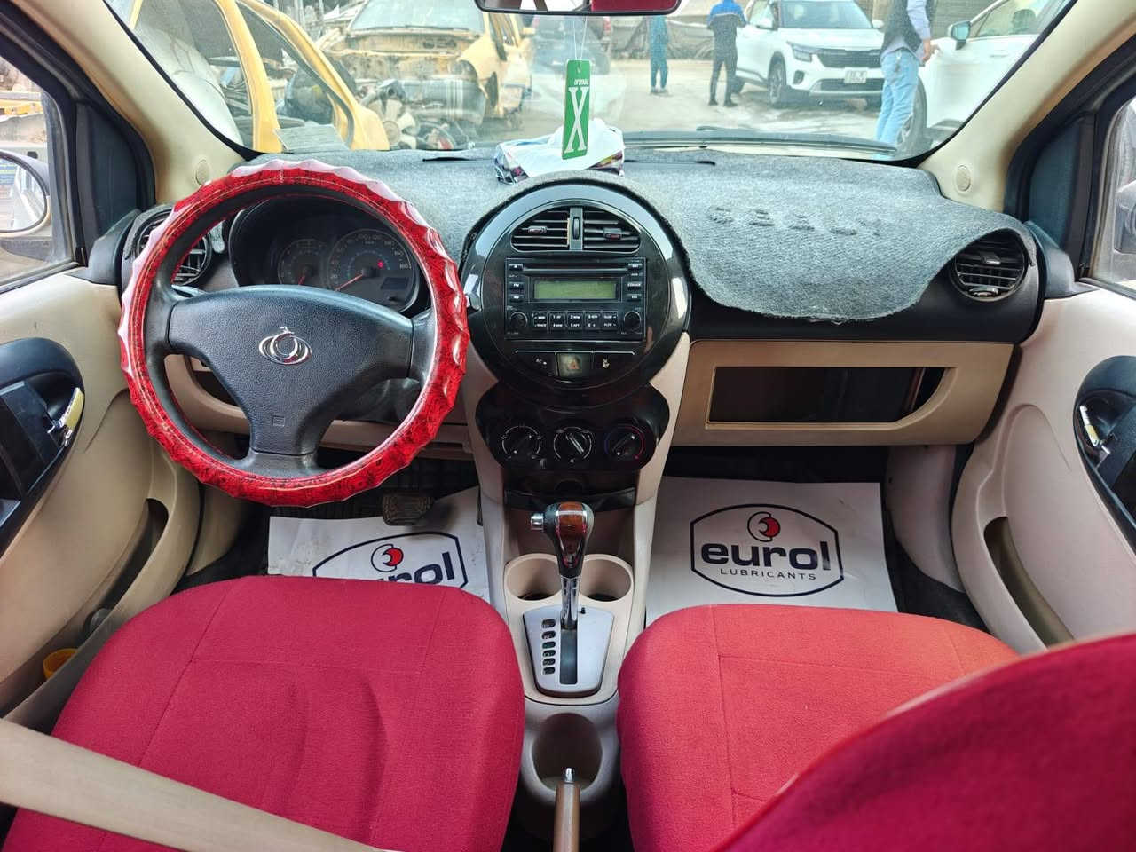 السلام عليكم متابعين كراج الشمري لتفصيخ السيارات... سياره جيلي باندا للبيع محرك كير مكفولات كير اوتوماتيك تحويل ثاني يوم العنوان بغداد الدورة مدخل حي اسيا للاتصال ***********
