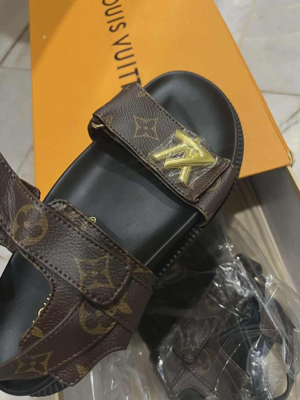 حذاء (لويس فيتون) نقشة الـ Monogram اصلي قياس 36 مع ملحقاتها سعر خاص


**إذا كنت صاحب هذا الإعلان وتريد حذفه لأي سبب، رجاءا أرسل رسالة إلى الدعم الفني**