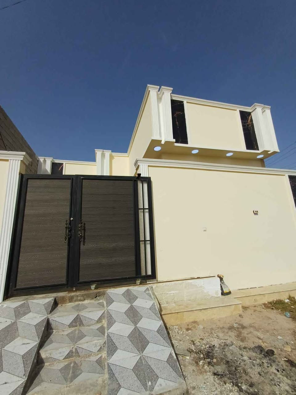 السلام عليكم بيت للبيع المساحه 200م طابو زراعي عراقي يحتوي على قرفتين وصاله ومطبخ وديوانيه وصحيات وكراج العنوان بصره أبي الخصيب محيله صفحه الشط الاتصال على الرقم التالي *********** البصرة, العراق
