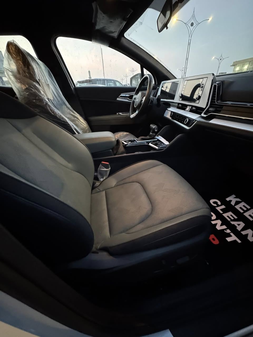 السلام عليكم
اسبورتج فول خليجي 
زيرو بدون رقم حره 
مواصفات بلاك فول 
موديل 2025 ام الضمان 
م ***********
