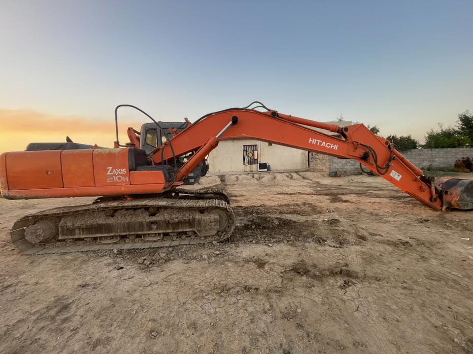 السلام عليكم حفاره زت للبيع موديل 2006 حجم 210Hمامفتوح بيه برغي مكفوله كفاله عامه***********
