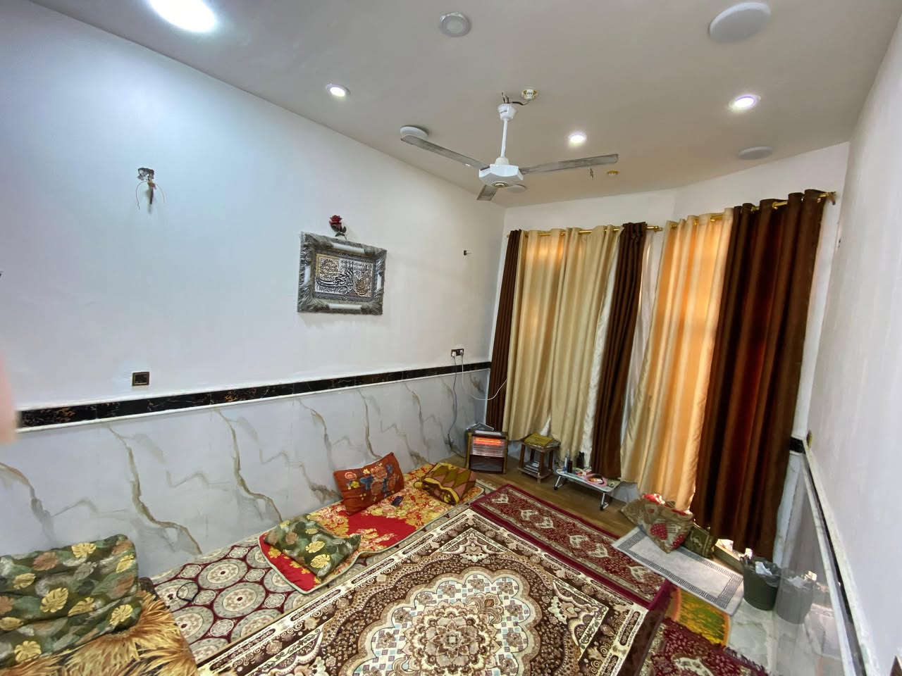 سلام عليكم بيت ١٠٠ متر طولاني طابقين غرفتين فوك فقط جوة دوانيه مع صالة مع مطبخ مطلوب إسكان ٤٥ بشهر ٢٠٠ السعر الكلي ١٢٠ العنوان حي الغدير العابرات قريب على الاربع سايدات مال شارع البناني الاتصال ***********
