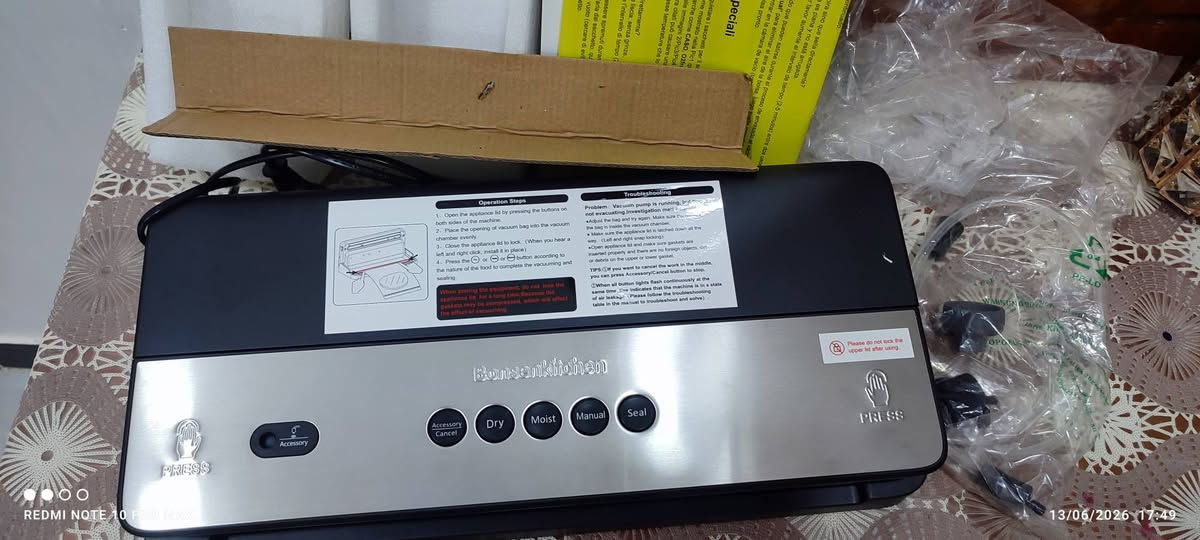 جهاز تفليف وتفريغ الهواء (Vacuum Sealer) يقوم بوظيفة أساسية وهي إطالة عمر حفظ الأطعمة والمواد وحمايتها من التلف بنسبة تصل إلى 5 أضعاف الطرق التقليدية
.الكبس التلقائي بعد الشفط (Vacuum & Seal): عند وضع كيس الطعام واختيار نوعه (Dry أو Moist)، يقوم الجهاز بسحب الهواء بالكامل أولاً، وفور انتهائه من الشفط، يكبس (يلحم) الكيس حرارياً تلقائياً ليتأكد من عدم دخول الهواء مجدداً.
الكبس فقط بدون شفط (Seal Only): يحتوي الجهاز على زر مخصص مكتوب عليه "Seal"


**إذا كنت صاحب هذا الإعلان وتريد حذفه لأي سبب، رجاءا أرسل رسالة إلى الدعم الفني**