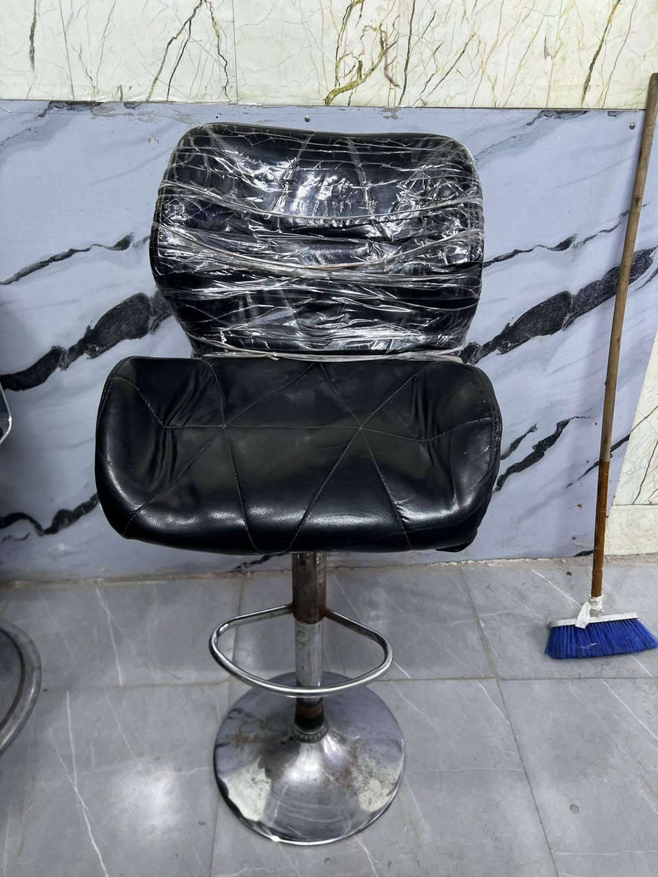 كرسي حلاقه بي ضرر الجك واكف ولحمته  يعني ينشغل علي بس لا يصعد ولا يتنزل  مع سكول بسعر  75   هاتف ***********
