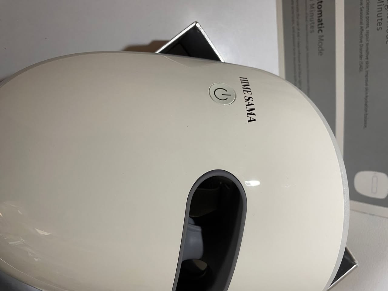 قناع HIME SAMA الضوئي (LED Mask)، وهو جهاز متطور للعناية بالبشرة يستخدم تقنية العلاج بالضوء (Phototherapy) لمعالجة مشاكل البشرة المختلفة من خلال أطوال موجية متعددة.

تفاصيل ومميزات الجهاز:

تكنولوجيا الألوان: يتميز القناع بوجود 7 إلى 8 ألوان من أضواء LED، حيث يستهدف كل لون مشكلة محددة في الجلد:

الضوء الأحمر: لتحفيز إنتاج الكولاجين، وتقليل التجاعيد والخطوط الدقيقة، وشد البشرة.

الضوء الأزرق: مخصص للبشرة الدهنية وحب الشباب، حيث يساعد في تهدئة الالتهابات وموازنة إفراز الدهون.

الضوء الأخضر: يساعد في توحيد لون البشرة وتقليل التصبغات.

ألوان أخرى: مثل الأصفر (للنضارة وتخفيف الاحمرار)، والبنفسجي (لتجديد البشرة)، والأبيض (لتحسين المظهر العام وتفتيح البشرة الباهتة).

التصميم: يتميز بتصميم لاسلكي خفيف الوزن مريح للاستخدام في المنزل، ويحتوي على وسادة سيليكون لحماية العين ووسادة للذقن قابلة للتعديل لضمان التغطية المثالية.

جودة احترافية: يحتوي الجهاز على حوالي 192 إلى 240 صمام LED عالي الجودة لتقديم نتائج مشابهة لجلسات العناية في المنتجعات الصحية (Spa).


**إذا كنت صاحب هذا الإعلان وتريد حذفه لأي سبب، رجاءا أرسل رسالة إلى الدعم الفني**