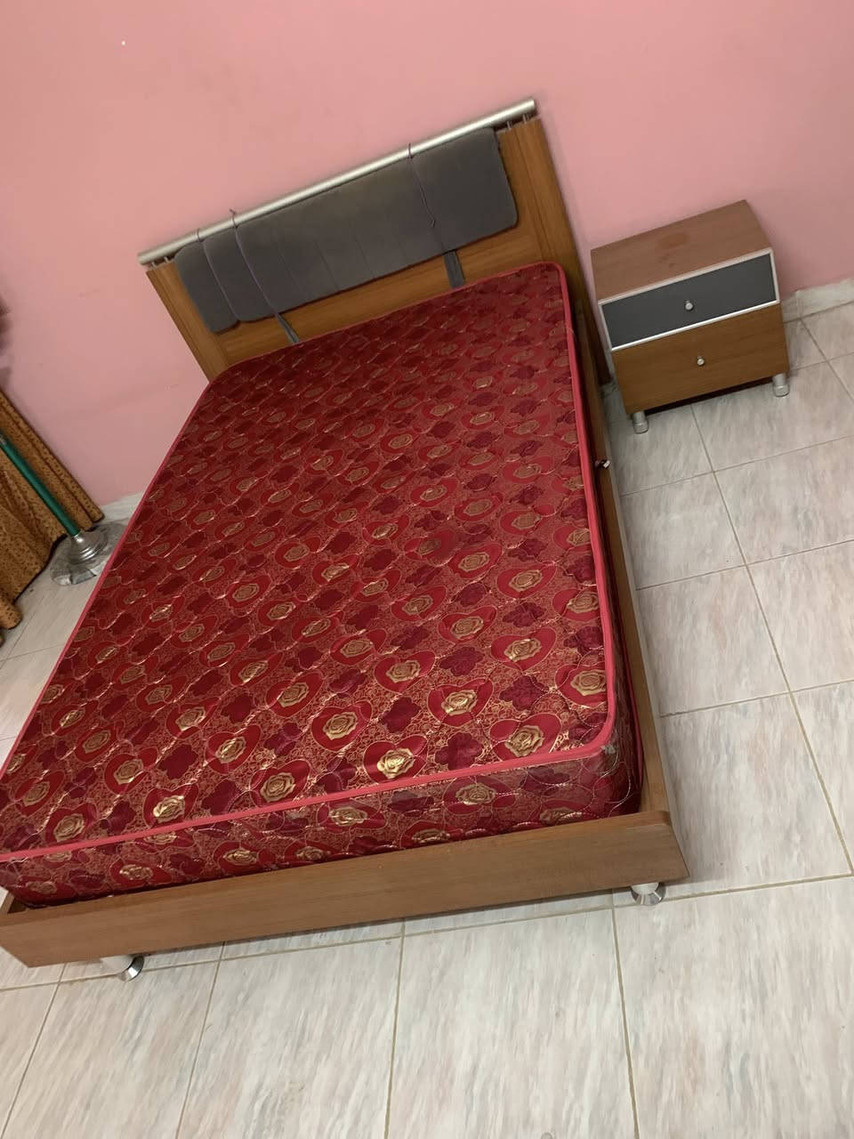 غرفة نفر ونص كلش نظيفة للبيع
العنوان / كاني كردا  الشارع السايدين مقابل المدرسه التركيه 
رقم موبايل ***********
***********
