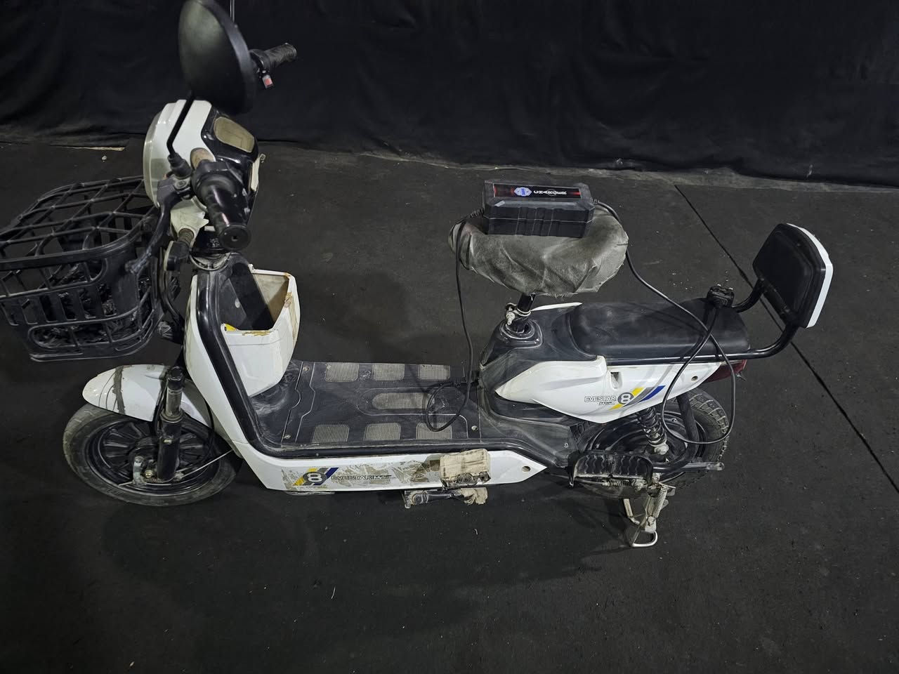 دراجة شحن للبيع سعر 200 و بي مجال نضيفة فقط البطاريات تعبانة 
الرقم للستفسار اكثر ***********
