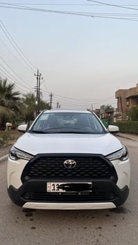 كورولا كروس • هايبرد ٢٠٠٠ • جلد احمر