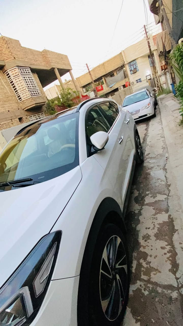 السلام عليكم توسان اربيل موديل (٢٠٢١) خليجي مكفوله كفاله عامه ما عدى بارد قليل بخشم البنيد السياره ماشيه ٥٧ الف السياره محرك ٢٠٠٠ دوش السياره واحد على واحد للأخير معروفه بعد. السعر (190)$ وبيه مجال المكان بغداد بلديات 
الهاتف ***********

