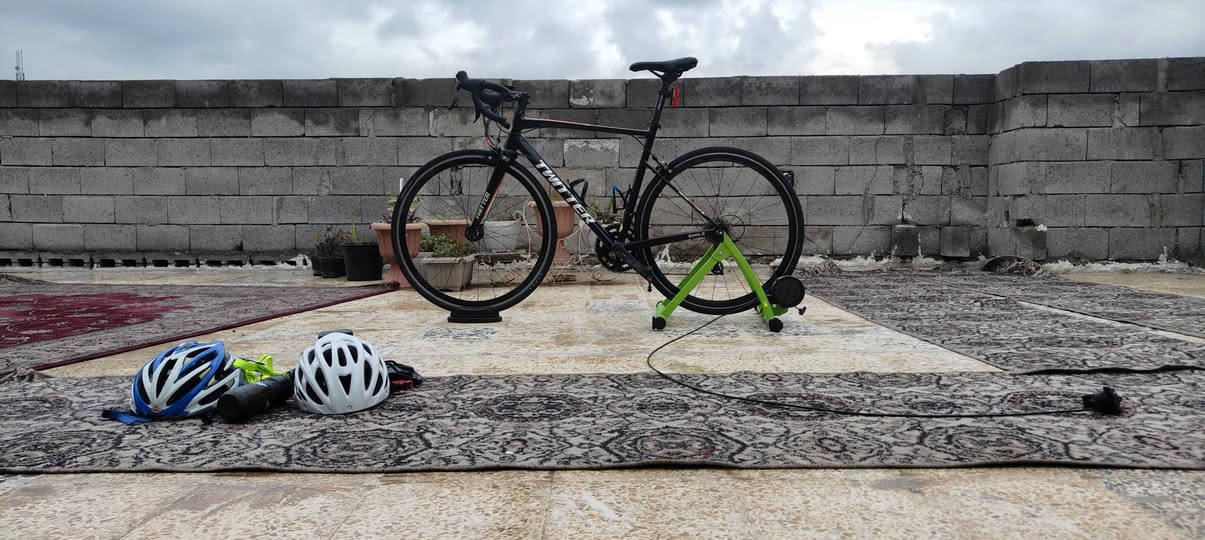 البيع دراجة Twitter Smile الاحترافية (كاملة مع ملحقاتها) 🚴‍♂️🔥
لعشاق السرعة والتميز، دراجة الـ Road المميزة Twitter Smile متوفرة الآن بحالة ممتازة وجاهزة للاستخدام فوراً!
الدراجة تجمع بين الأداء العالي والوزن الخفيف، مثالية للهواة والمحترفين الذين يبحثون عن دراجة تجمع بين الأناقة والقوة.
✅ مواصفات الدراجة:
الماركة: TWITTER (الأصلية).
الموديل: SMILE.
نوع الدراجة: Road Bike (دراجة طريق).
الحالة: نظيفة جداً (كما موضح في الصور) وصيانة دورية.
الهيكل (Frame): تصميم إيروديناميكي خفيف الوزن مع لحامات مخفية ومظهر انسيابي جذاب.
🎁 العرض يشمل إضافات مجانية:
قاعدة التمرين/التثبيت (اللون الأخضر): مفيدة جداً لتثبيت الدراجة أو التمرين المنزلي.
حامل مطرة الماء (الزمزمية): راكب وجاهز للاستخدام.
📍 الموقع: [الموصل الصلاح دورت اليرموك هنا]
💰 السعر: [600الف   للتفاوض البسيط للجادين)
📞 للتواصل: [*********** هنا] أو عبر رسائل الخاص.
