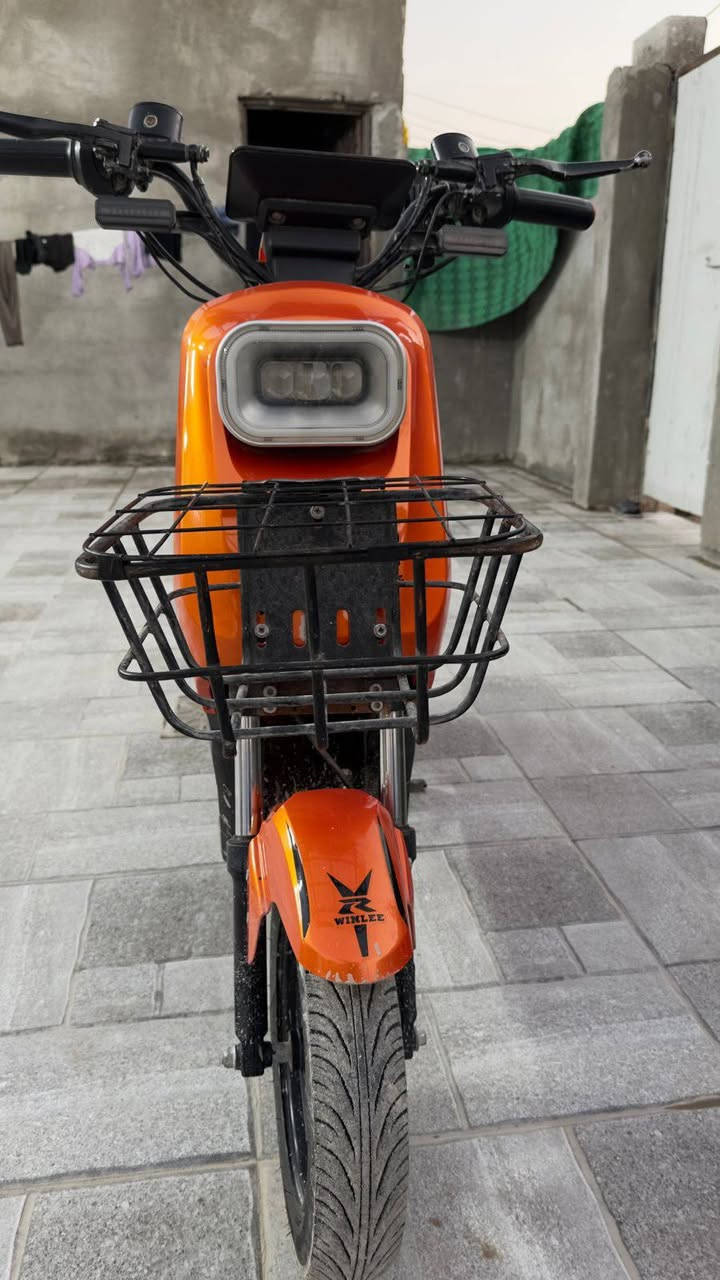 دراجه شحن  R8 كلشي مابيه شغاله شرط لفحص للبيع 350 وبيها مجال ***********
