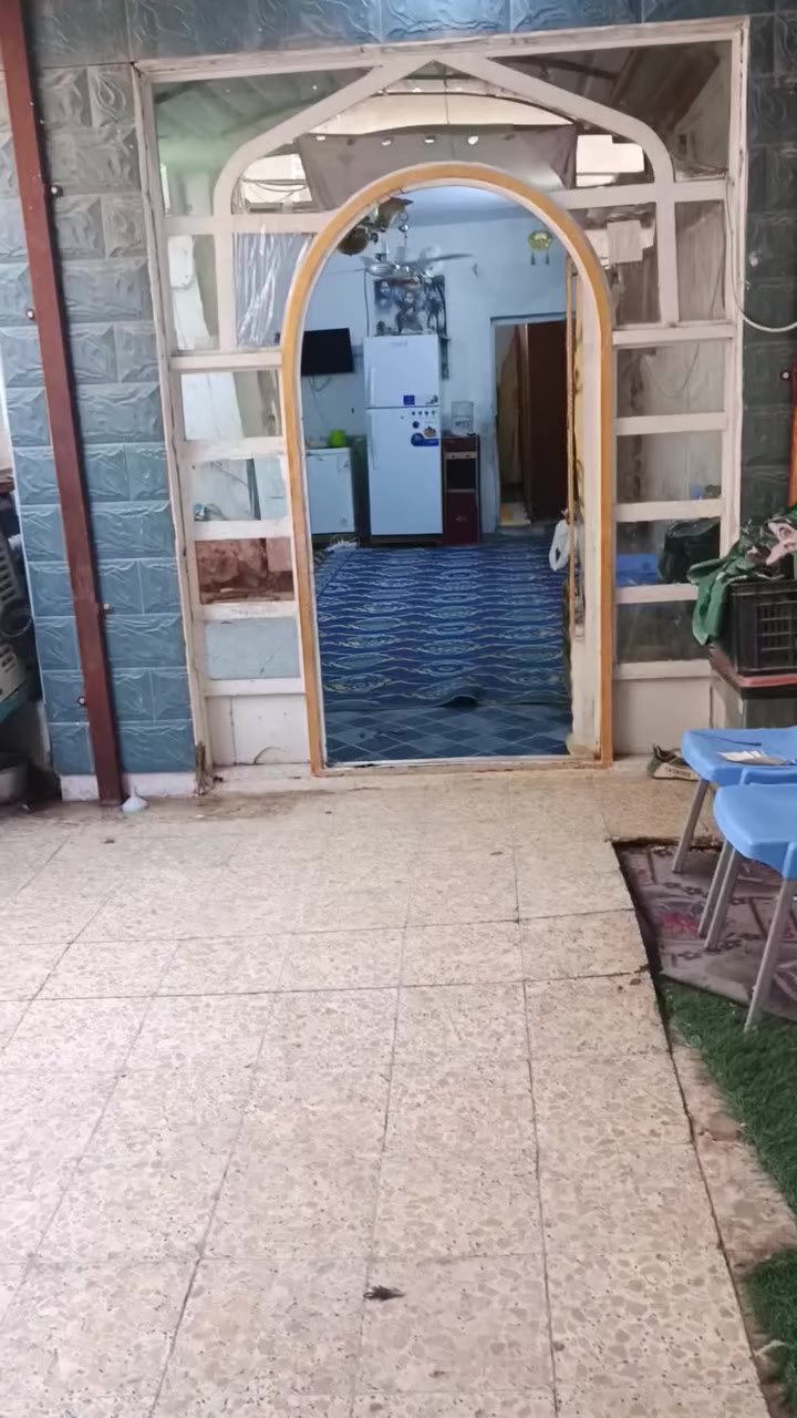 سلام عليكم بيت للبيع 200م نجف حي الجزيرة خلف مطعم نعمان العكاشي السعر 150مع المجال بسيط رقم موبايل ***********وبي وتساب
