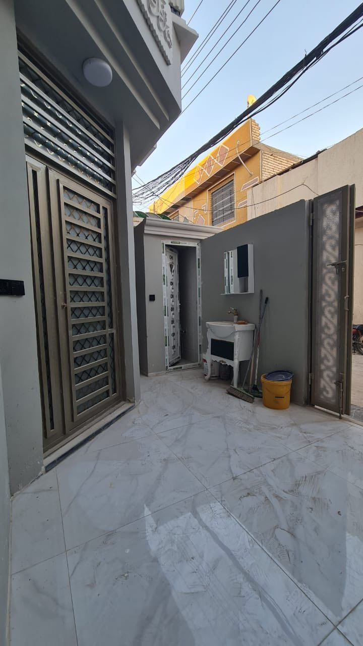 سلام عليكم بيت طابقين ١٠٠ متر
العنوان كربلاء ال الچاير قرب السوق 
البناء طابوك جمهوري درجه اولى
ديكورات مغربيه ارضيه مرمر واجه ملكيه اوربيه
طابو زراعي سند ٢٥ كامل خدمات ماء مجاري كهرباء تحويل بسمك وقرار محكمه
البناء وتفاصيل البيت

استقبال وغرفة نوم وصاله
ومطبخ وصحيات وطارمه منور
طابق ثاني
3 غرف نوم وصاله وصحيات وسطح
الاستفسار
***********
***********
